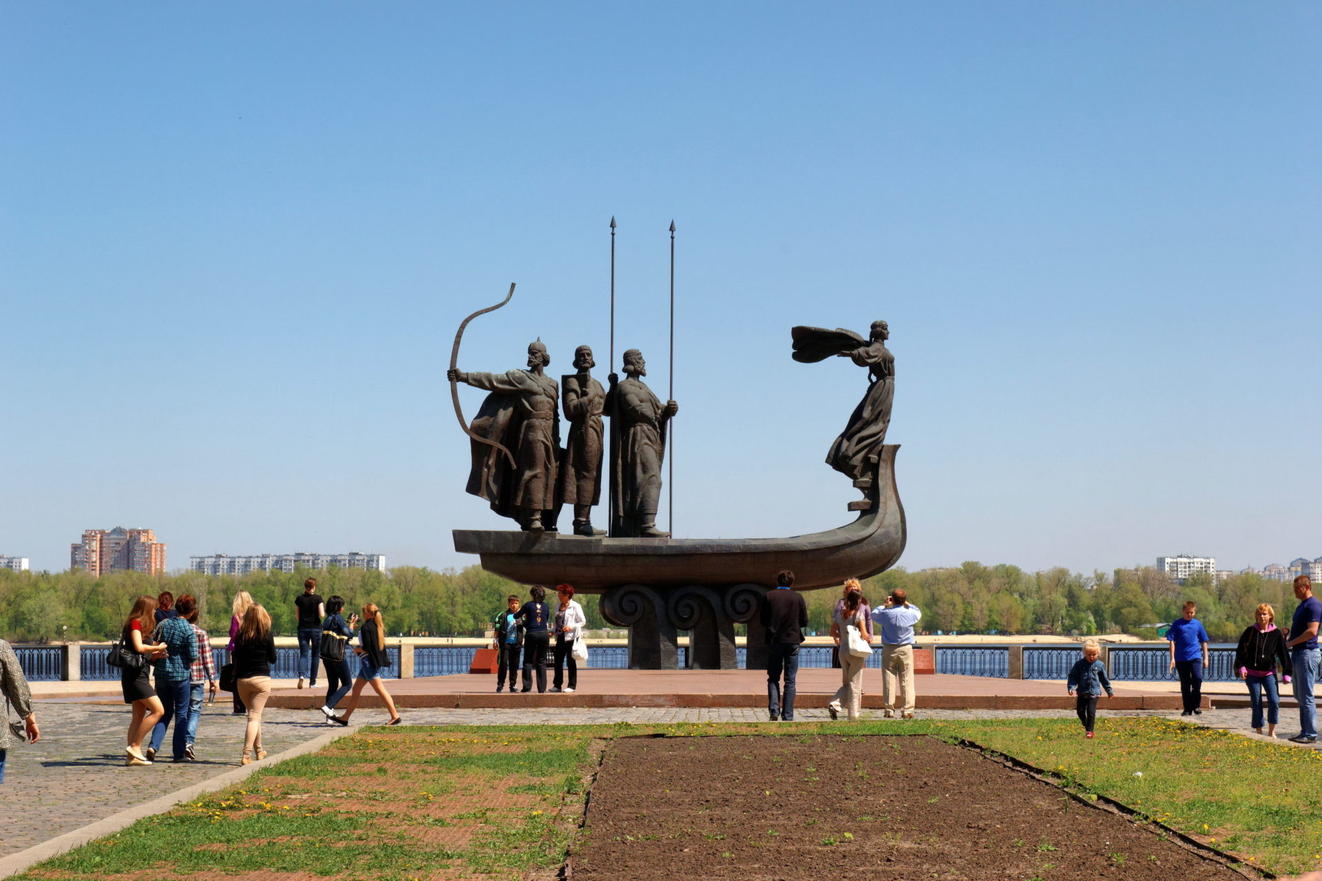 I Kiev, Ukraina finnes det også en statue av Kievs grunnleggere.