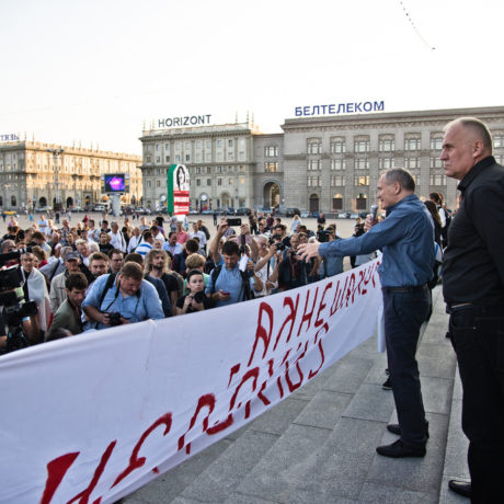 Hviterussere demonstrerer mot fikset parlamentsvalg i september 2016. Belarus (Hviterussland)