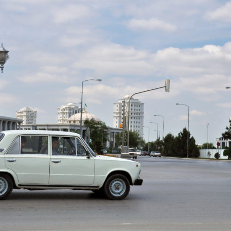 Strøkne veier i Asjkhabad, Turkmenistan.