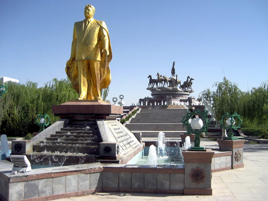 Gylden statue av Turkmenbasji i hovedstaden Asjkhabad, Turkmenistan.