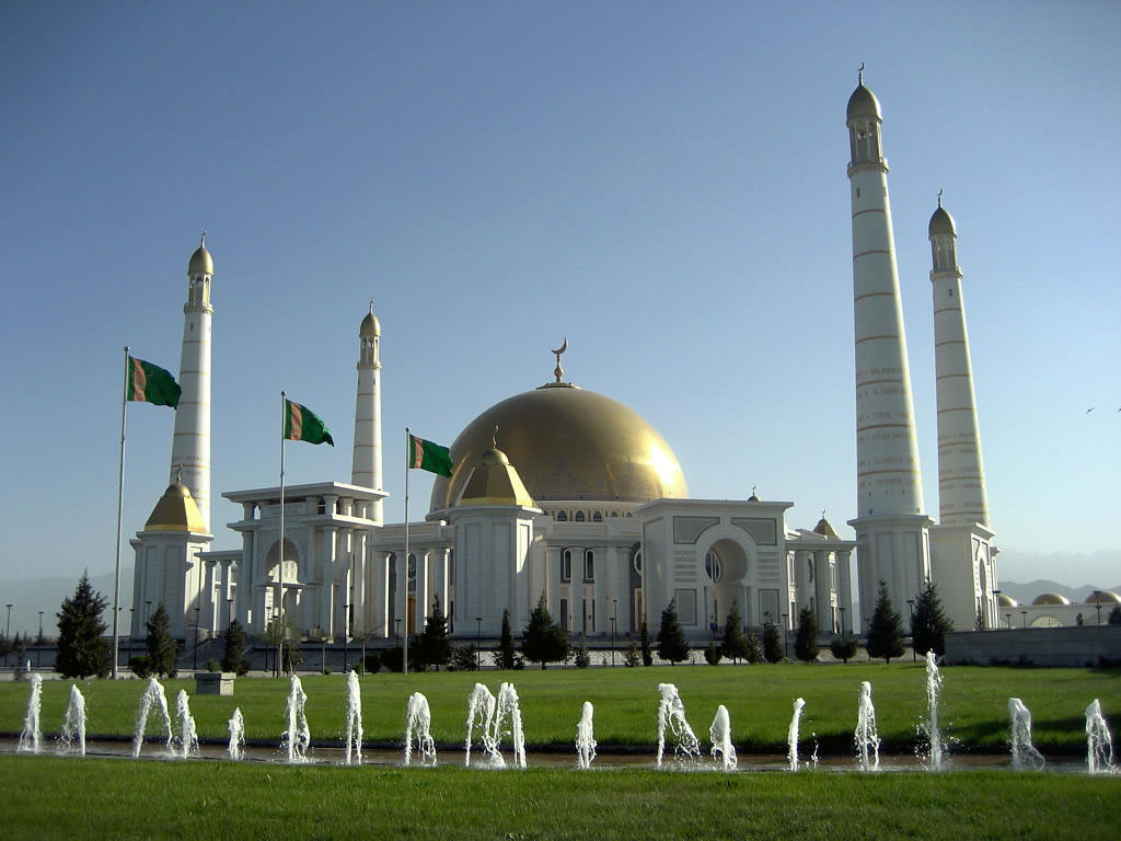 Moskeen Turkmenbasji i Asjkhabad, Turkmenistan, er oppkalt etter nettopp Turkmenbasji.