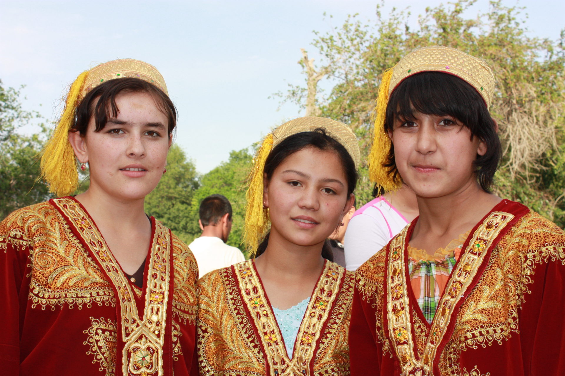 Jenter i tradisjonelle drakter i Usbekistan.