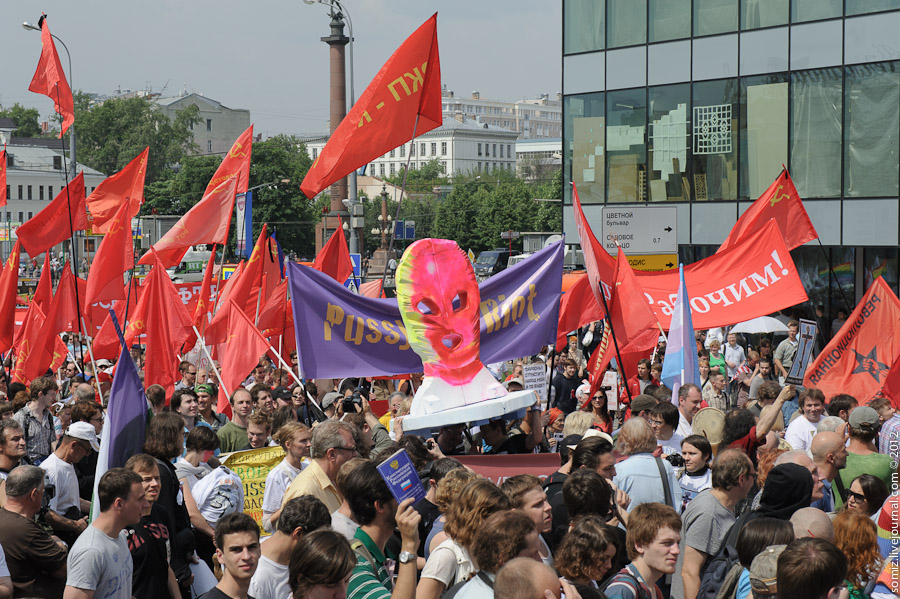 Opposisjonsdemonstranter går i tog i Moskva, Russland 12. juni 2012.