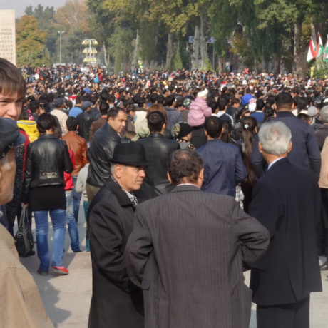 Store ansamlinger i Dusjanbe, Tadsjikistan i anledning valget i 2013.