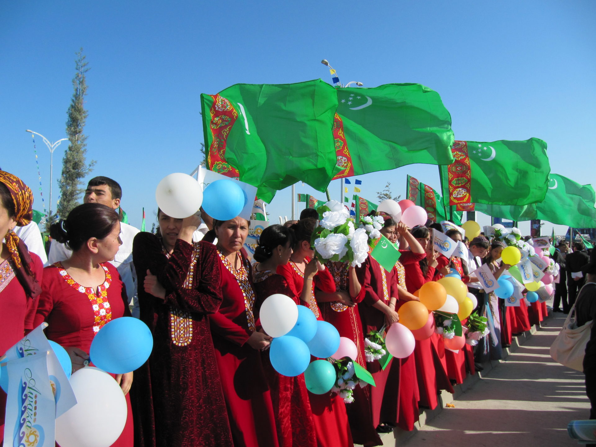 Damer og jenter i Turkmenistan.