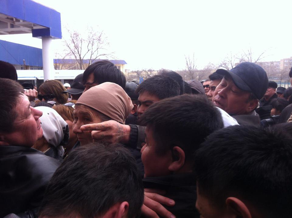 Det var mange mennesker samlet utenfor rettssalen i forbindelse med Zjanaozoen-massakren i Kasakhstan. Foto: NHC