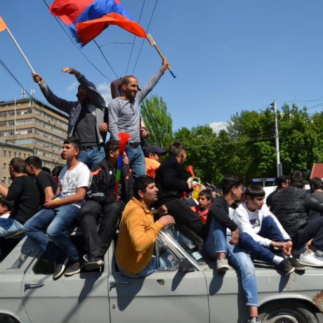 Gledeshyl og feiring etter Fløyelsrevolusjonen i Armenia i 2018.