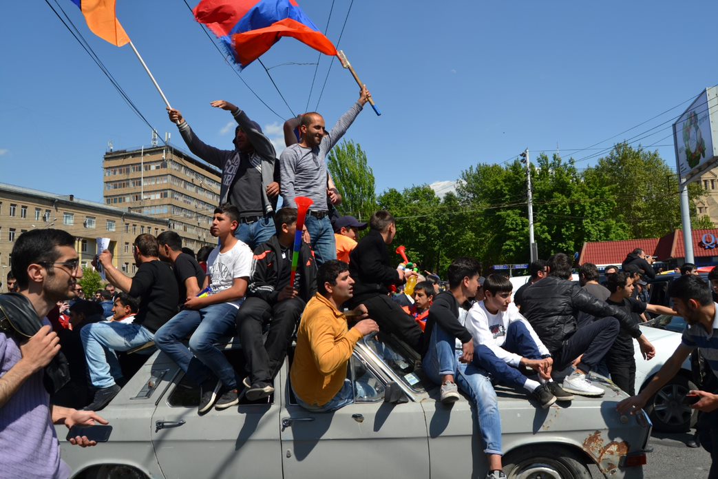 Gledeshyl og feiring etter Fløyelsrevolusjonen i Armenia i 2018.