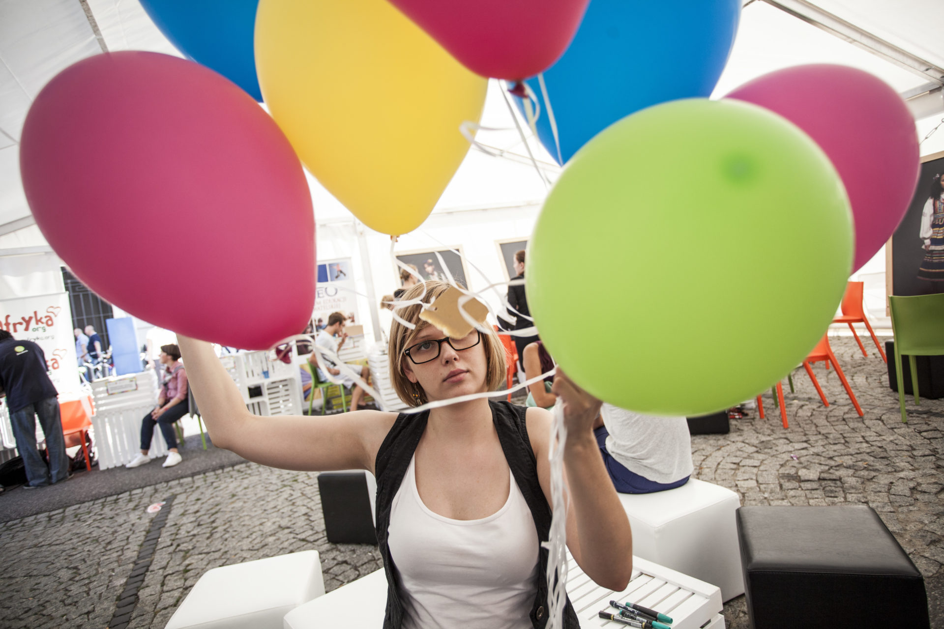Kvinne fra sivilsamfunnet som henger opp ballonger